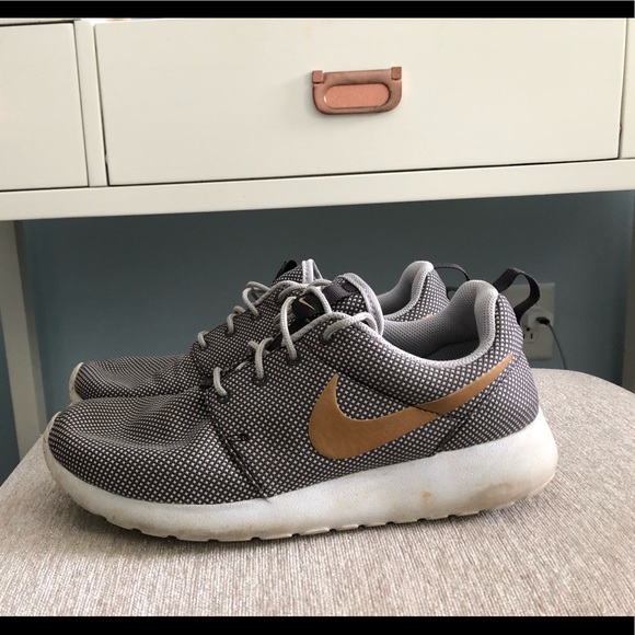 Women’s gold and grey nike roshes!! - Picture 1 of 3